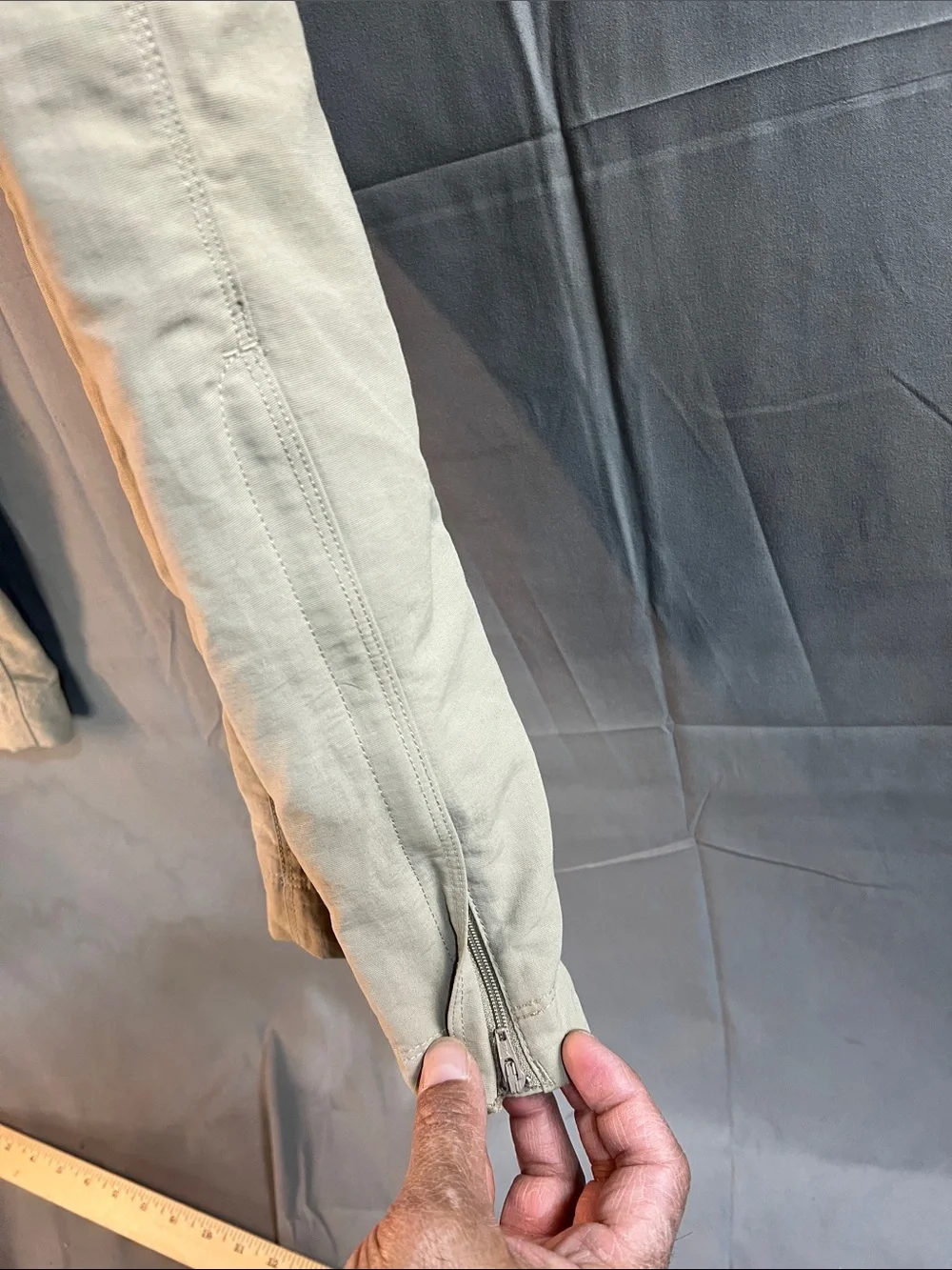 The North Face Men's Cargo Pants in Beige convertible turns into shorts men’s LG